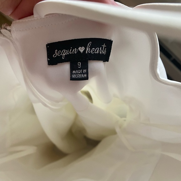 Size 9 dress from Dillards worn once for pictures it has pockets! - Picture 4 of 4